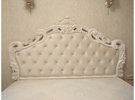 Кровать двуспальная с мягким изголовьем Патрисия крем глянец Кровать двуспальная с мягким изголовьем Патрисия крем глянец