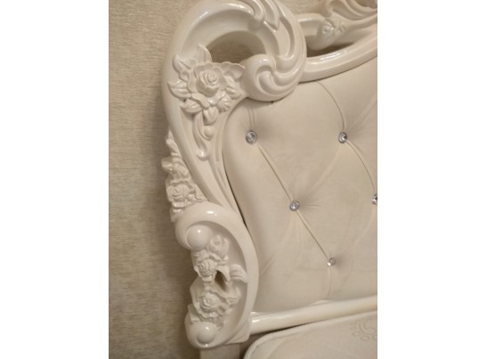 Кровать двуспальная с мягким изголовьем Патрисия крем глянец Кровать двуспальная с мягким изголовьем Патрисия крем глянец