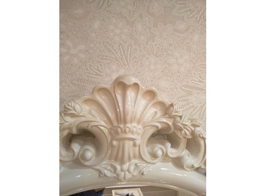 Кровать двуспальная с мягким изголовьем Патрисия крем глянец Кровать двуспальная с мягким изголовьем Патрисия крем глянец