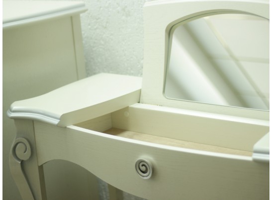 Стол туалетный Луиза с потайным отделением и зеркалом ММ-227-06