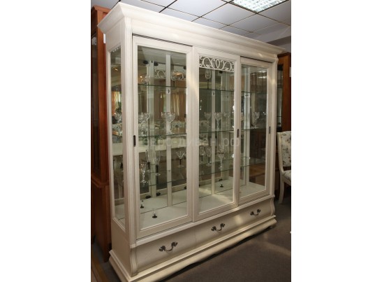 Шкаф с витриной Оскар трехдверный ММ-210-03