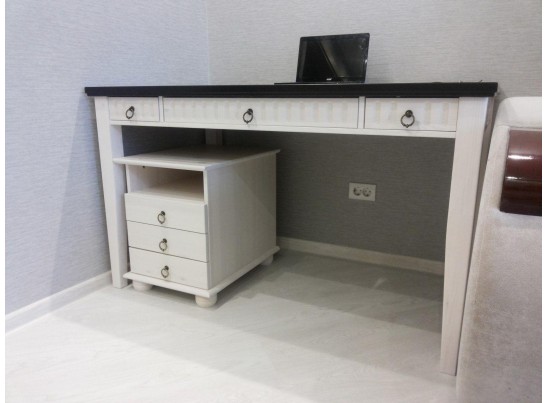 Стол письменный Хельсинки 03 (массив)