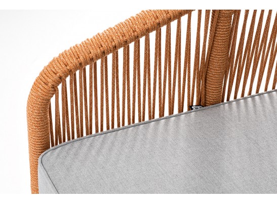 "Канны" диван 2-местный плетеный из роупа, каркас алюминий светло-серый (RAL7035) муар, роуп оранжевый меланж круглый, ткань светло-серая в Набережных Челнах