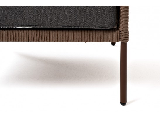 "Канны" кресло плетеное из роупа, каркас алюминий коричневый (RAL8016) муар, роуп коричневый круглый, ткань темно-серая 027 в Набережных Челнах