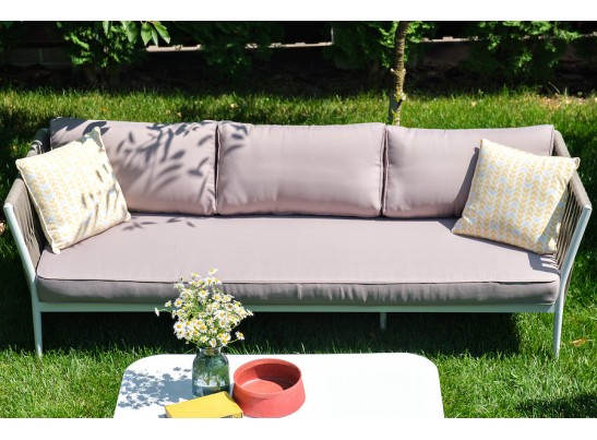 "Касабланка" диван 3-местный плетеный из роупа, каркас алюминий белый муар, роуп бежевый 20мм, ткань бежевая 052 в Набережных Челнах