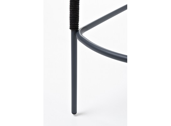 "Марсель" стул барный плетеный из роупа, каркас из стали серый (RAL7022) муар, роуп темно-серый круглый, ткань темно-серая 027 в Набережных Челнах