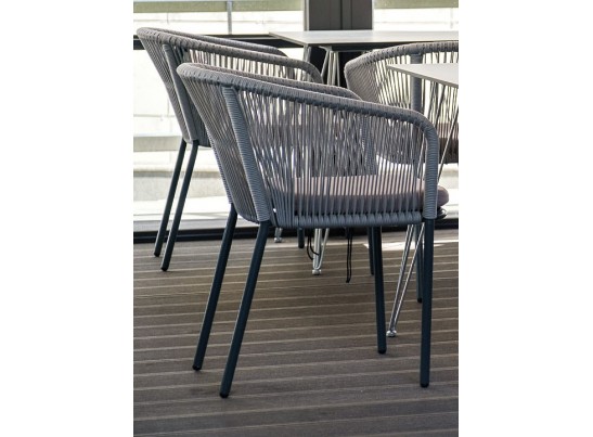 "Марсель" стул плетеный из роупа, каркас алюминий темно-серый (RAL7024) муар, роуп светло-серый круглый, ткань светло-серая в Набережных Челнах