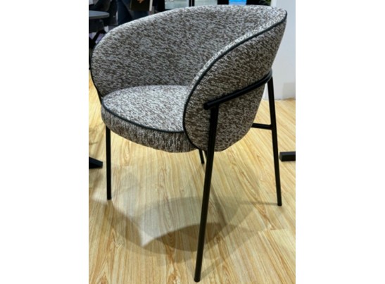 Стул GUST цвет бежевый TOPIC 410 / черный каркас / Товарный знак DISAUR в Набережных Челнах